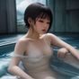 女性主编在办公桌前微笑的职业形象照，背景为书架，气质干练专业